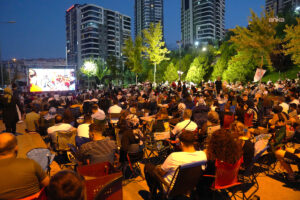 Keçiören'de açık hava sinema günleri: İlk gösterim "Gülen Gözler" filmiyle gerçekleşti