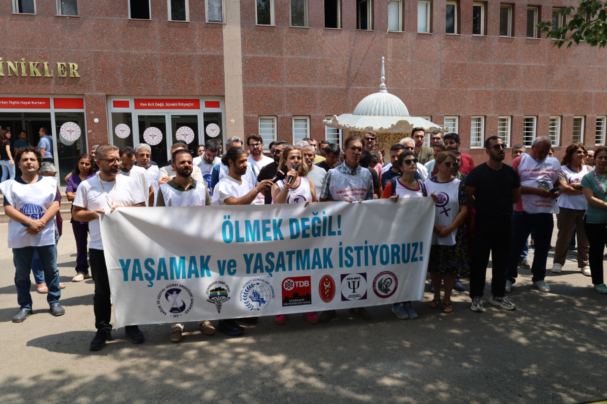 Diyarbakır'da sağlık emekçilerine yönelik saldırı kınandı: “Ölmek değil, yaşamak ve yaşatmak istiyoruz”