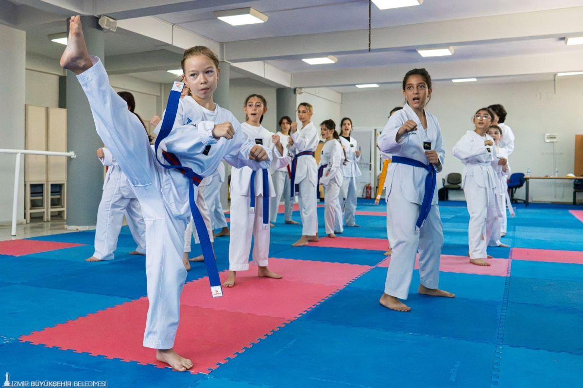 İzmir Büyükşehir Belediyesi spor okullarında tekvandoya ilgi artıyor