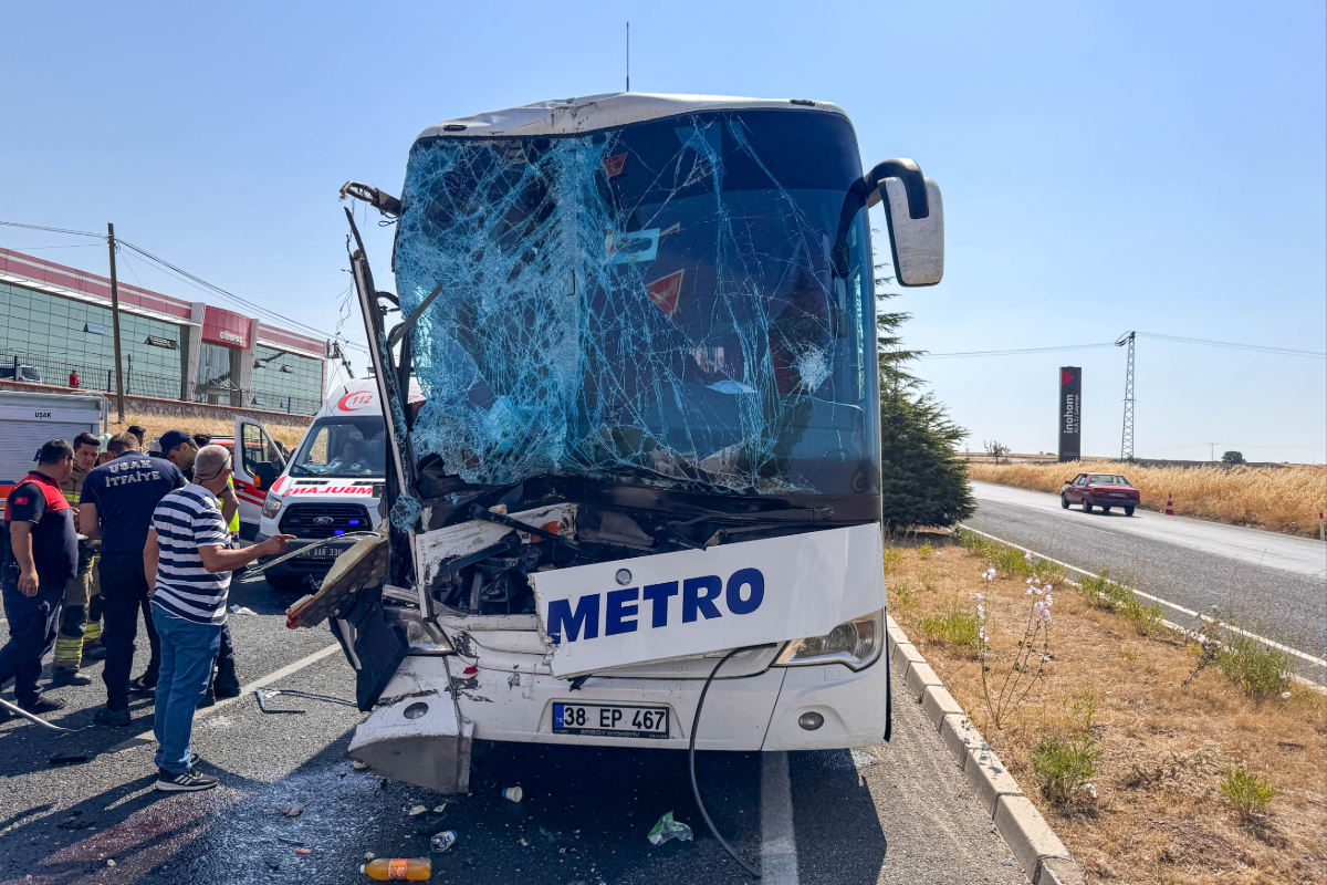 Metro'ya ait otobüs kamyona çarpmıştı: Muavin hayatını kaybetti, sürücü ise tutuklandı
