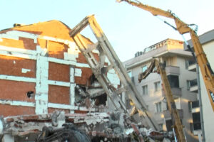 Bahçelievler'de kentsel dönüşüm kazası: Yıkım sırasında yandaki bina zarar gördü