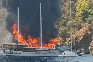 Fethiye'de gezi teknesinde yangın: 115 yolcu denize atladı