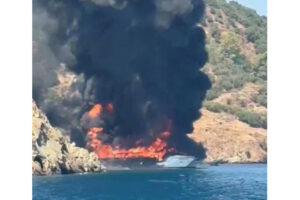 Fethiye’de gezi teknesi alev aldı, 115 yolcu suya atlayarak kurtuldu