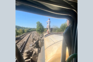 İngiltere'de yolcu treni raydan çıktı: 11 kişi yaralandı