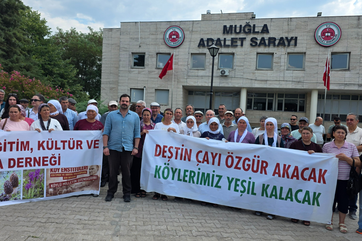 Muğla adliyesi önünde bilirkişi raporuna isyan: Köylülerden bilir bilirkişi heyetine suç duyurusu
