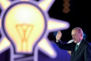 9 İsim AKP’ye resmen katıldı: Erdoğan rozetlerini kuruluş yıldönümü programında taktı