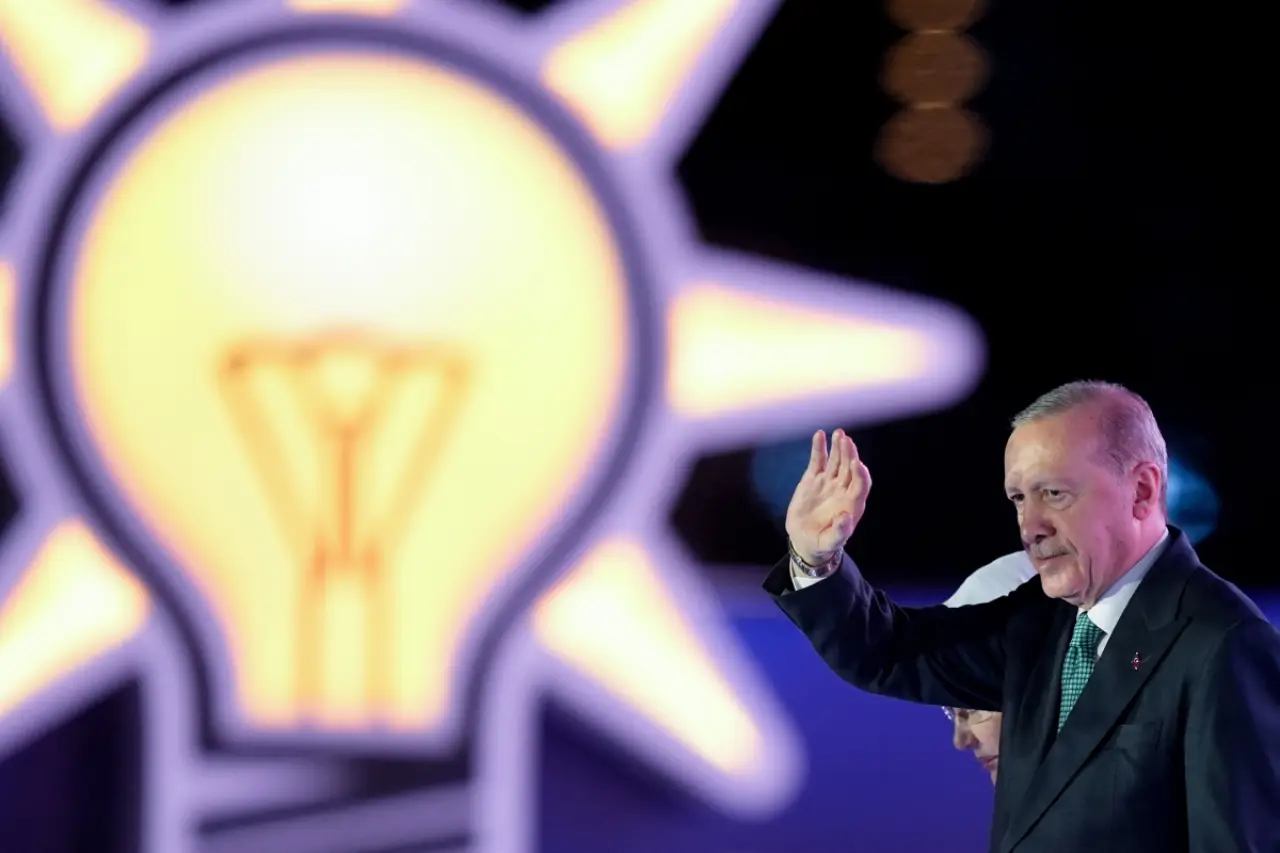 9 İsim AKP’ye resmen katıldı: Erdoğan rozetlerini kuruluş yıldönümü programında taktı