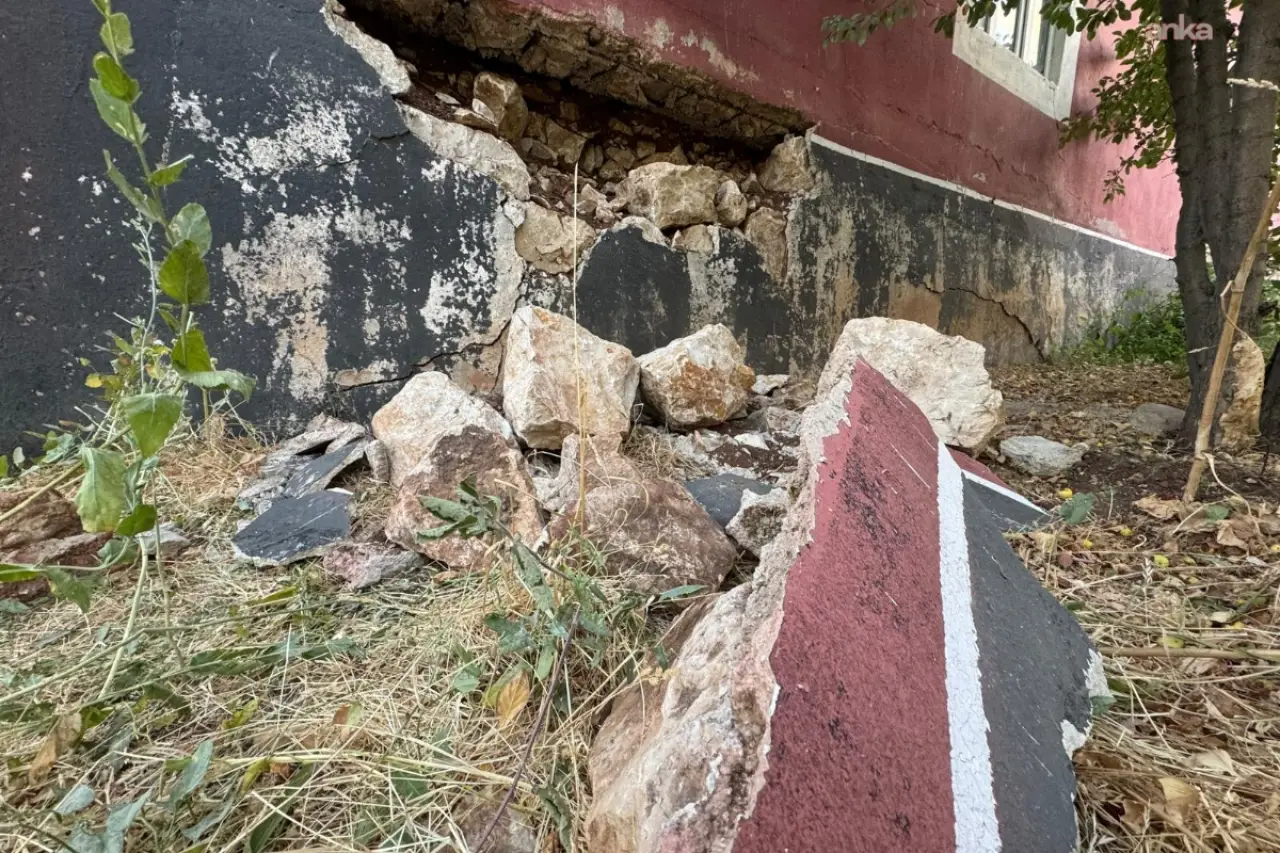 Hakkari’de taş ocağı patlamaları evlerde hasara yol açtı: "Evlerimiz yıkılıyor"