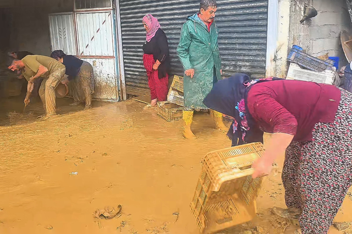 Malatya'da sağanak etkili oldu: Ev, depo ve ahırları su bastı