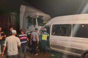 Hatay'da vardiya dönüşü kaza: Fabrika işçilerini taşıyan araçtaki sürücü öldü, 14 kişi yaralandı