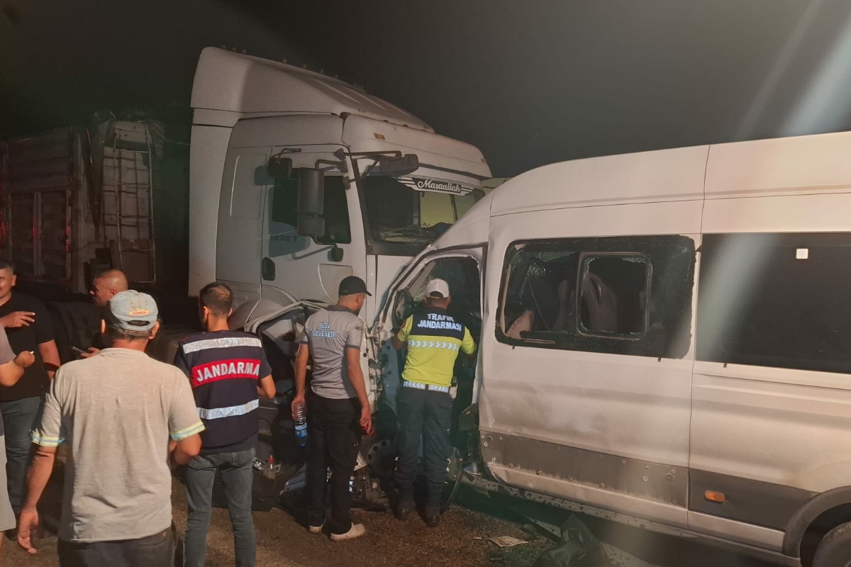 Hatay'da vardiya dönüşü kaza: Fabrika işçilerini taşıyan araçtaki sürücü öldü, 14 kişi yaralandı