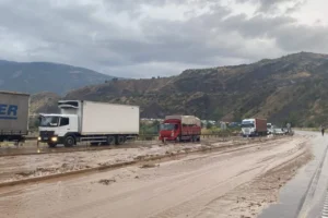 Sivas'ta sel suları heyelana yol açtı, uzun araç kuyrukları oluştu