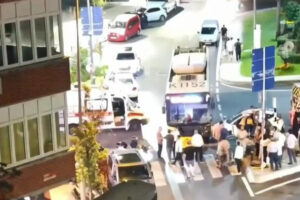 Kağıthane’de otomobil İETT otobüsüyle çarpıştı: Araçta sıkışan bekçi kurtarıldı