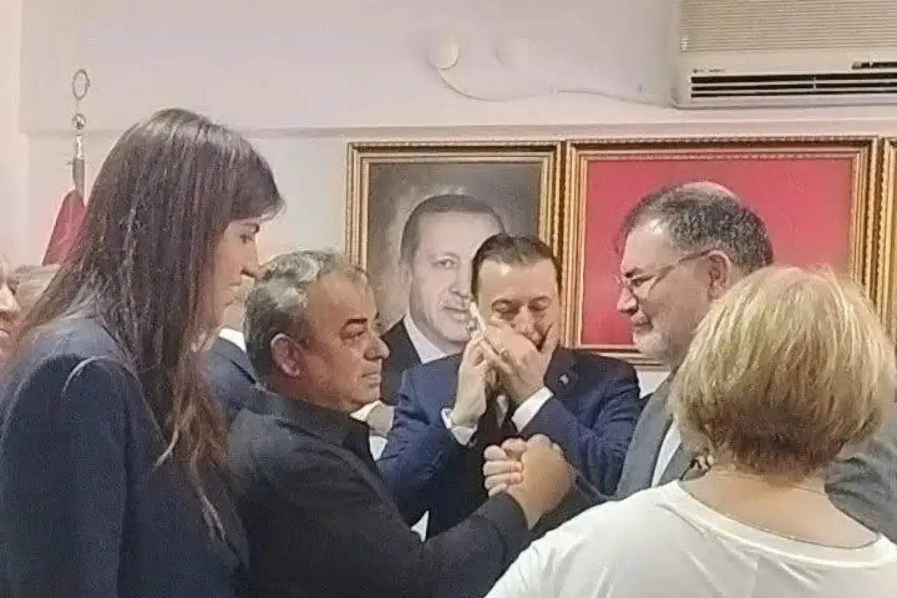 Menderes seçimi sonrası 'kutlama': CHP'li meclis üyesi AKP İl Başkanı ile el ele verdi