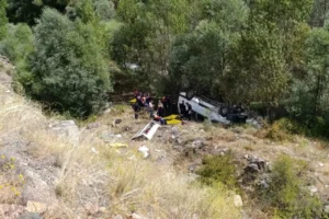 Sivas'ta yolcu minibüsü şarampole devrildi: Dört kişi yaşamını yitirdi, 10 kişi yaralandı