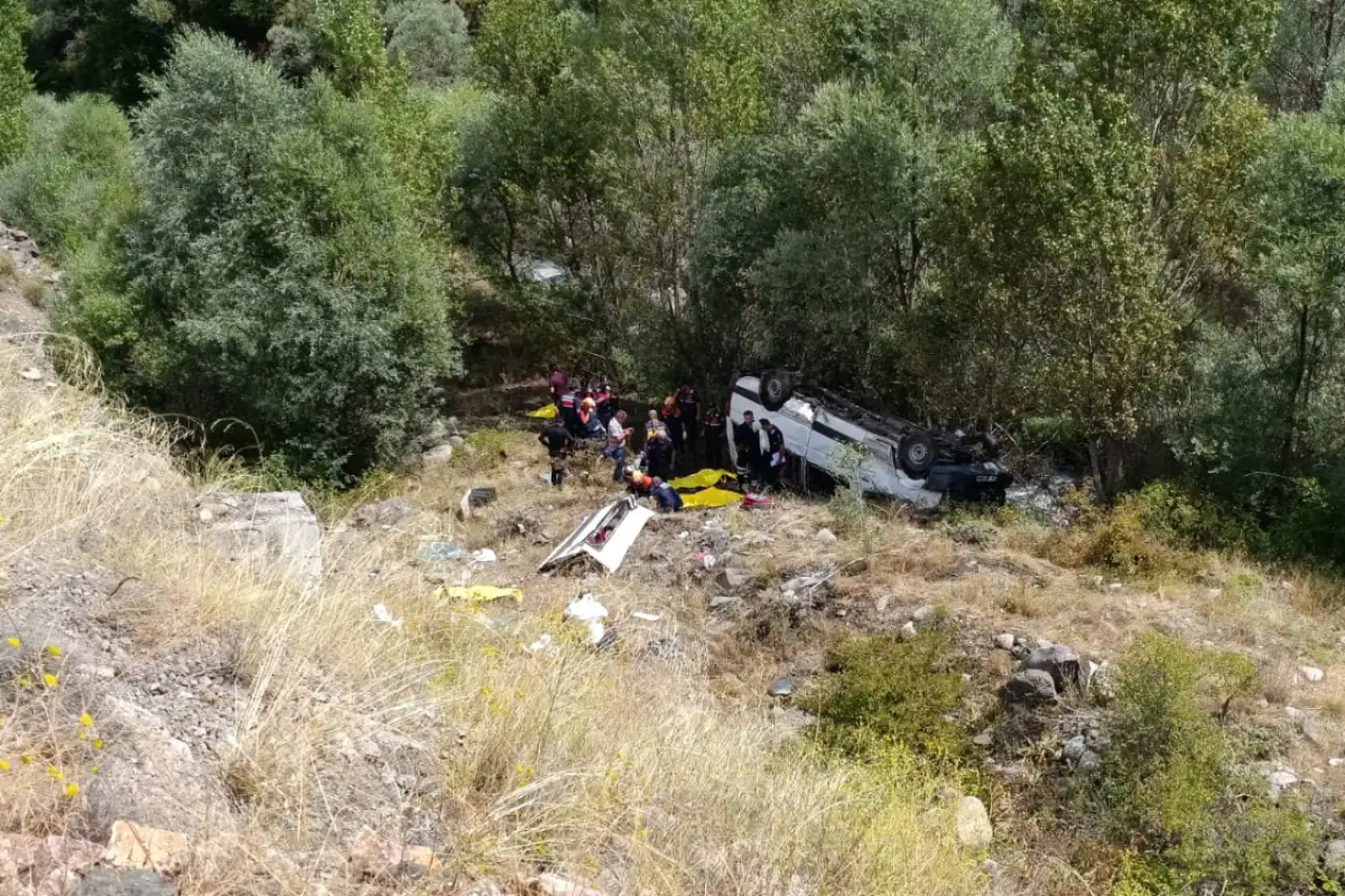 Sivas'ta yolcu minibüsü şarampole devrildi: Dört kişi yaşamını yitirdi, 10 kişi yaralandı