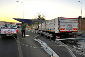 Çanakkale'de kamyon bariyere çarptı: 2 kişi hayatını kaybetti