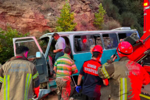 İzmir'de tarım işçilerini taşıyan minibüs kaza yaptı: 1 işçi hayatını kaybetti, 8 işçi yaralandı
