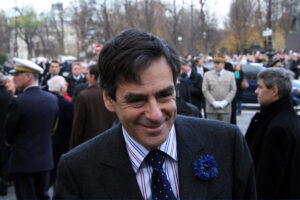 Fransa'da yolsuzluktan suçlu bulunan eski Başbakan Fillon'un onur nişanı geri alındı