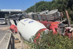Çekmeköy’de iş kazası: Beton mikseri devrildi, sürücü yaralı