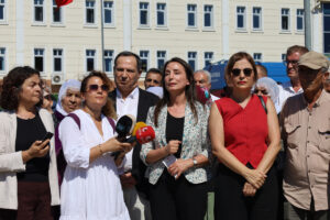 Murat Çepni'yi ziyaret eden Hatimoğulları'ndan Silivri önünde çağrı: 'Siyasi tutsakların özgürlüğü süreci ileriye taşıyacak'