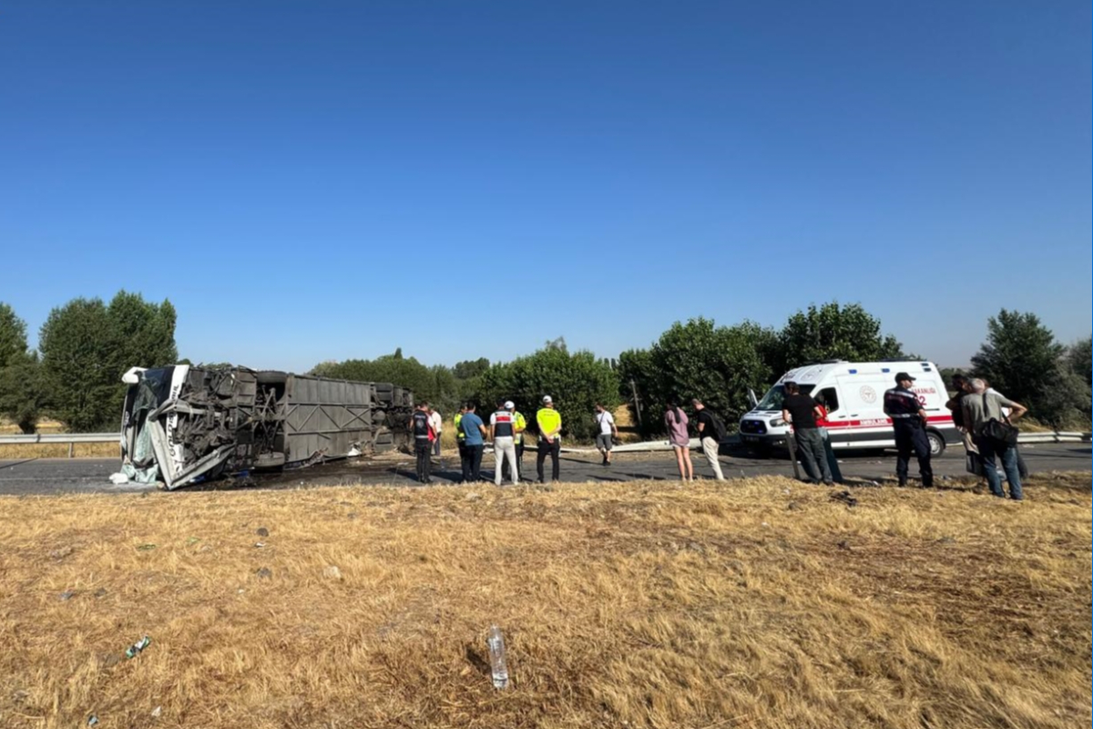 Afyonkarahisar'da yolcu otobüsü devrildi: 22 yaralı