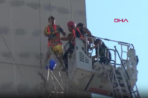 Çalıştıkları iskelenin halatı kopunca 10'uncu kat hizasında mahsur kalan 2 işçi kurtarıldı