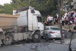 Esenler'de freni boşalan hafriyat kamyonu 7 araca çarptı