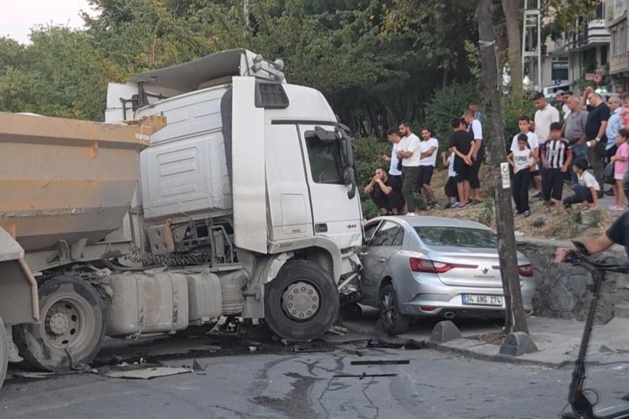 Esenler'de freni boşalan hafriyat kamyonu 7 araca çarptı