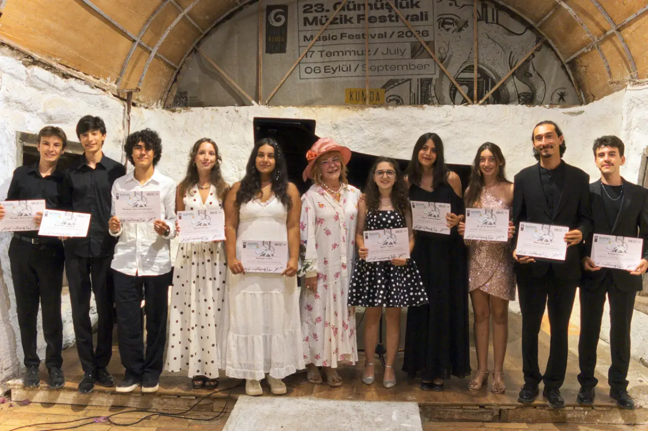 Gümüşlük Müzik Festivali'nde 'Kumda Piyano' rüzgarı: 14 genç yetenek büyüledi
