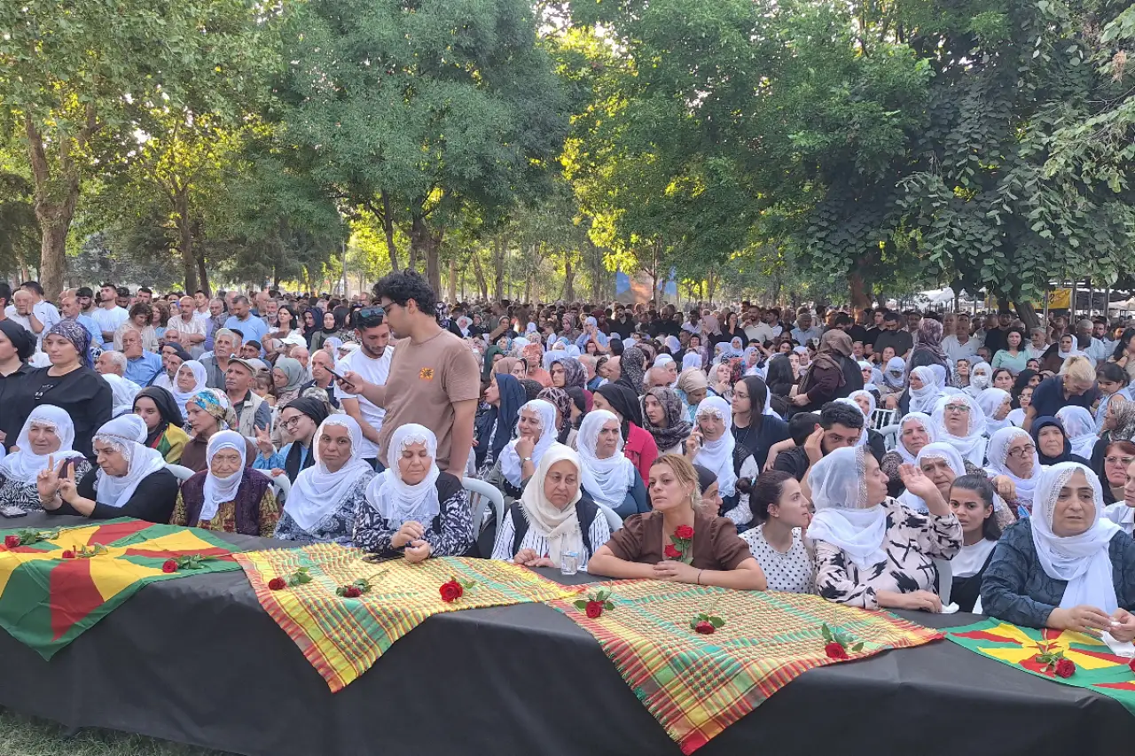 Diyarbakır’da binler yaşamını yitirenleri andı: Bu toprakların barışa ihtiyacı var