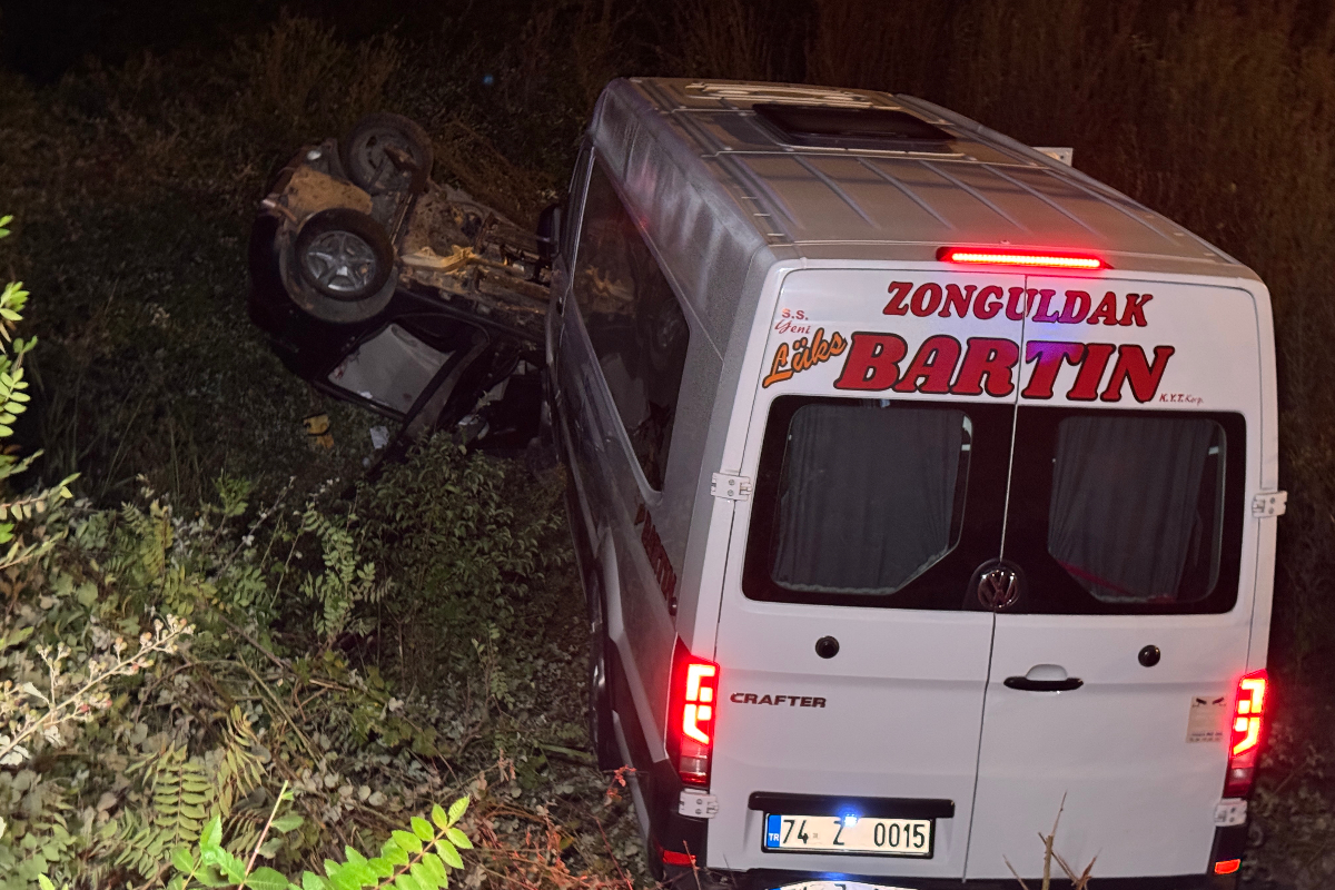 Bartın-Zonguldak yolunda yolcu minibüsü kazası: Otomobille çarpışıp şarampole devrildi, 11 kişi yaralandı