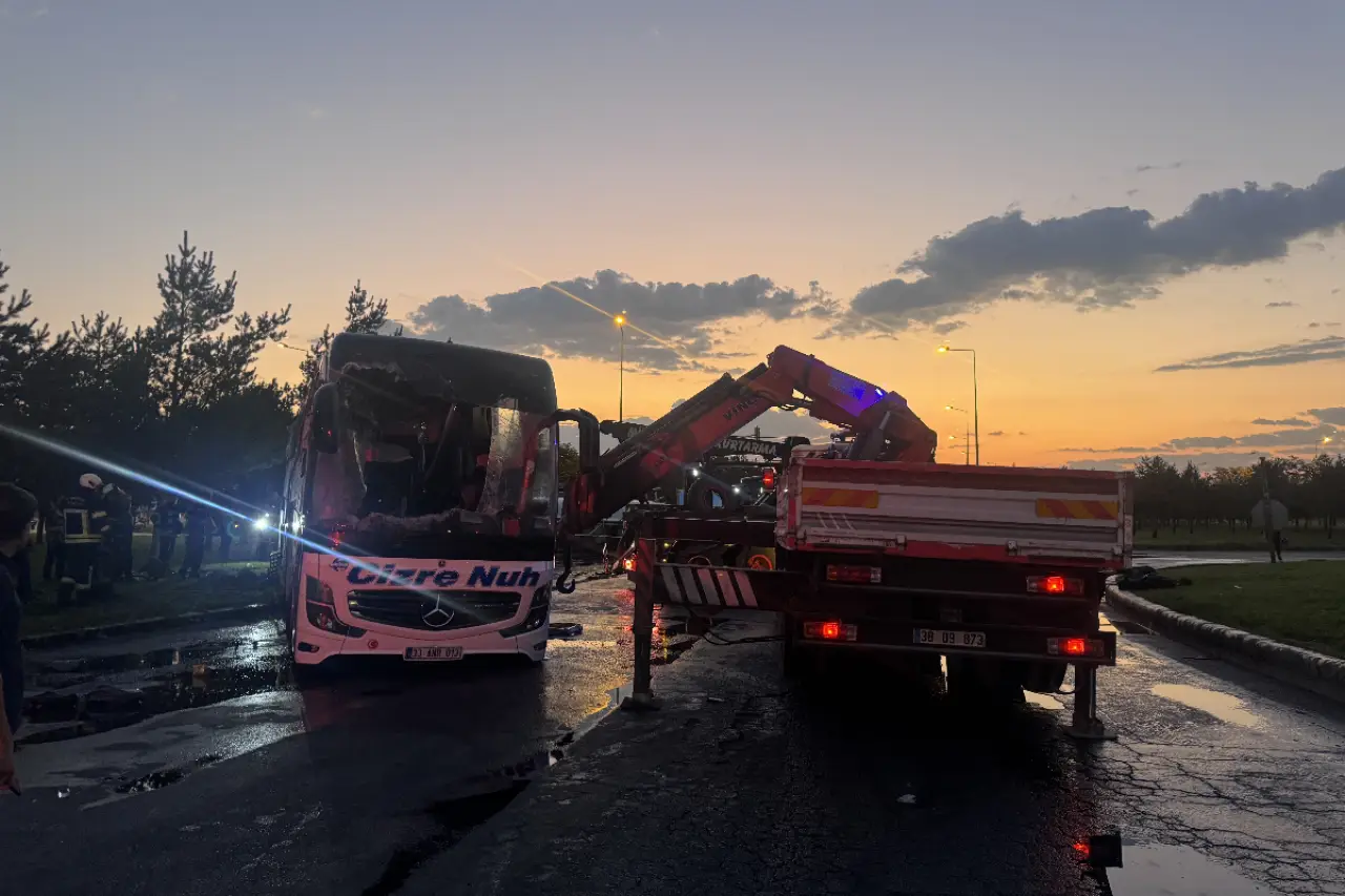 Kayseri'de yolcu otobüsü ile akaryakıt tankeri çarpıştı: 2'si ağır, 35 kişi yaralandı