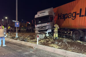 Kütahya'da tır refüje çıktı: Sürücü araçta sıkışarak yaralandı