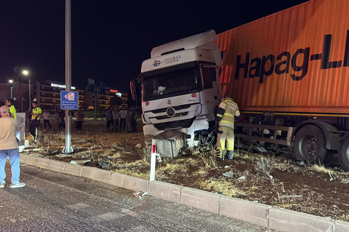 Kütahya'da tır refüje çıktı: Sürücü araçta sıkışarak yaralandı