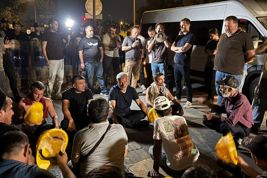 Madenciler Bakanlık önündeki direnişi: Başaran Aksu, sendika yöneticisi ve iki madenci gözaltına alındı