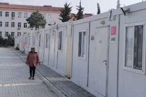 Konteyner kentten çıkması istenen depremzede: “Otizmli çocuğum olduğu için bana ev kiralamıyorlar”