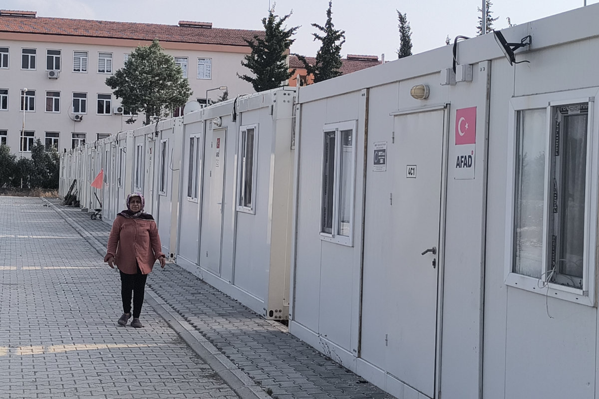 Konteyner kentten çıkması istenen depremzede: “Otizmli çocuğum olduğu için bana ev kiralamıyorlar”