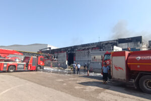 Gaziantep'te elyaf fabrikasında yangın: 2 işçi etkilendi