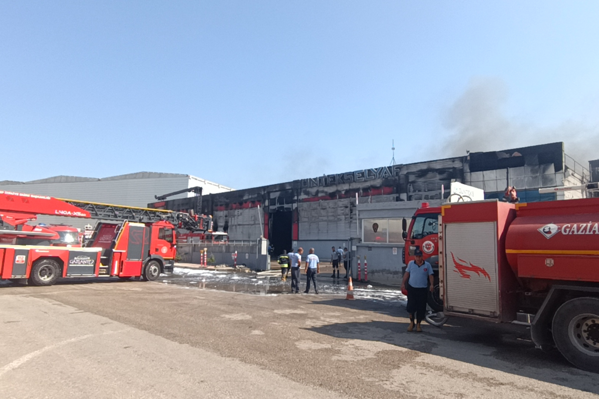 Gaziantep'te elyaf fabrikasında yangın: 2 işçi etkilendi