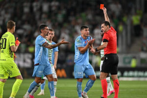 UEFA Avrupa Ligi play-off turu rövanşında 9 kişi kalan Trabzonspor, farklı yenildi: Yoluna UEFA Konferans Ligi'nde devam edecek
