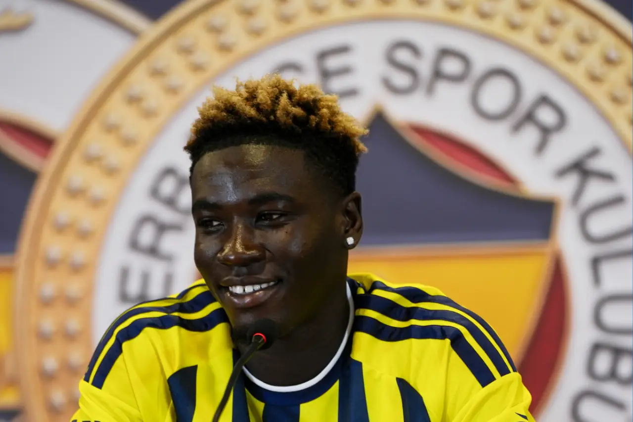 Fenerbahçe'de Oppong için imza töreni düzenlendi