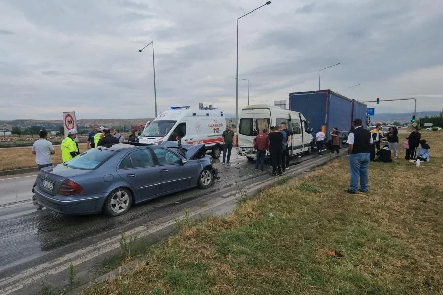 Amasya'da zincirleme trafik kazası; 11 kişi yaralandı