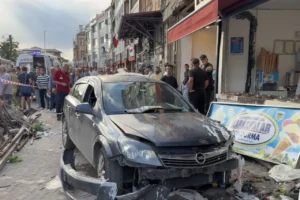 İstanbul’da otomobil kaldırımdaki yayaların arasına daldı: 6 yaralı