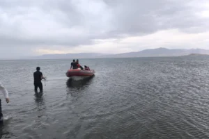 Van Gölü’nde can simidiyle açığa sürüklenen 3 kişi kurtarıldı