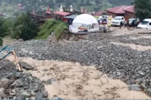 Uzungöl'de sağanak etkili oldu: Dere taştı, heyelan meydana geldi