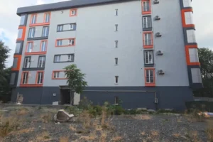 Hırsızlık için girdikleri binanın asansör boşluğunda ceset buldular