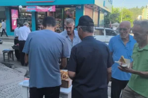 Bedava dağıtılan börekten alan yurttaş: 'En son geçen sene yedim'
