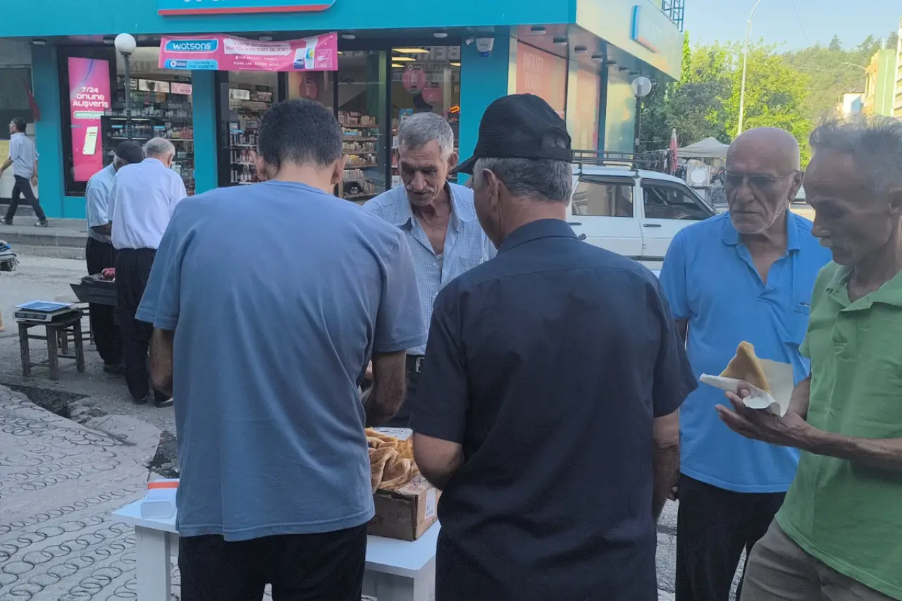 Bedava dağıtılan börekten alan yurttaş: 'En son geçen sene yedim'