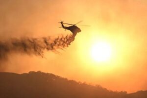 ABD'de yangına müdahale eden helikopter düştü: 2 kişiden haber alınamıyor